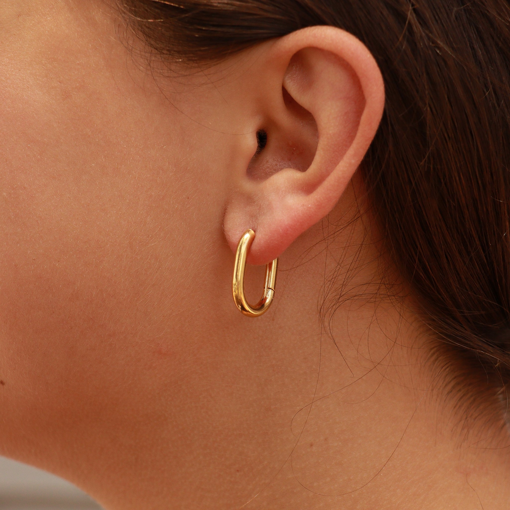 Woman wearing NEMOSN FormaLink Gold Oval Hoop Earrings